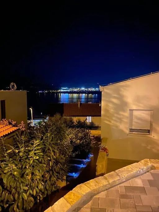 Apartment Tina, Modern, Private Seaview Outdoor Terrace, Bbq, Close To Beach, 2 Bedrooms 特罗吉尔 克罗地亚